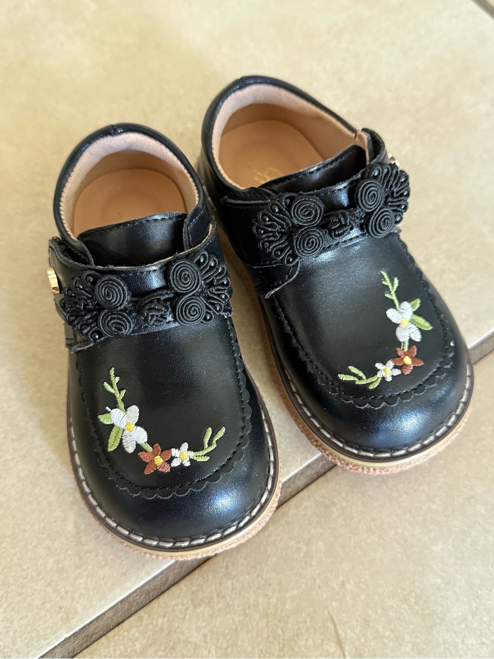 Girls Black Floral Embroidered Mary Jane Shoes New Without Tag